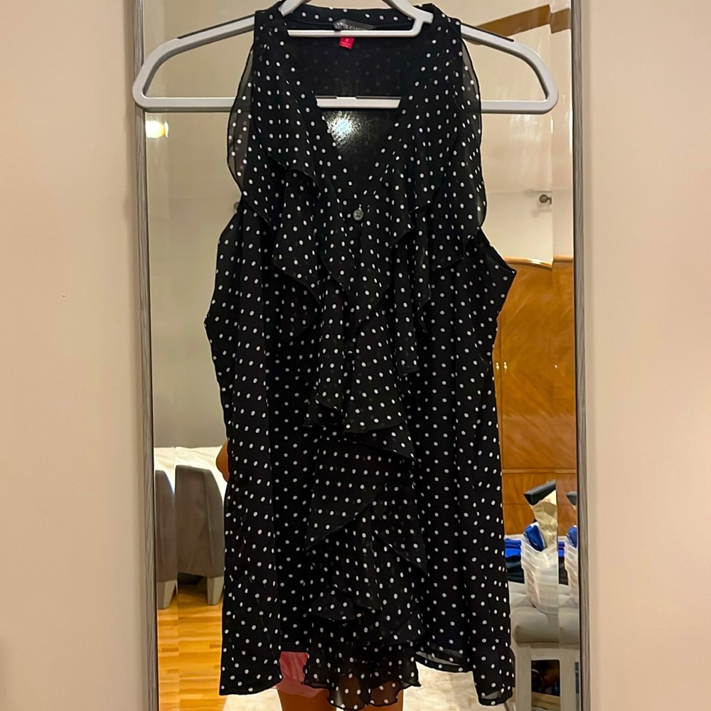 Vince Camuto sleeveless blouse in crepe de chine polyester. Size 8 like new